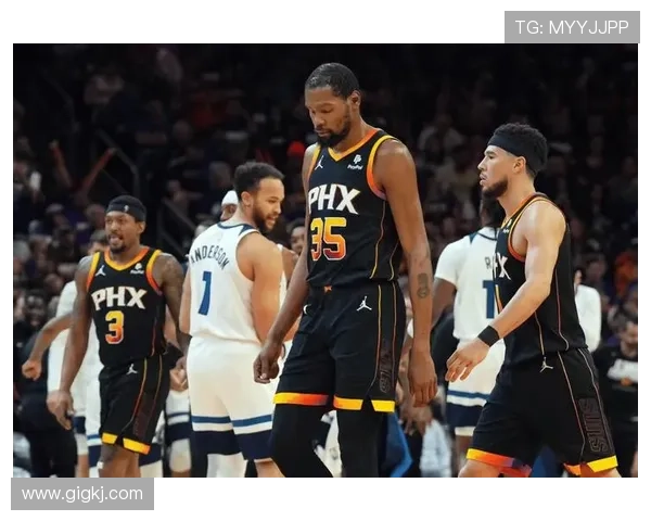 小斯重返赛场展现壮实身材太阳揭幕战再现昔日小霸王风采